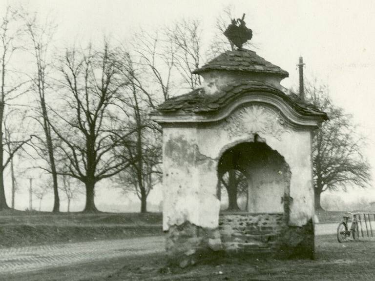 Dne 28. března 1955 podal n.p. Gala na odbor pro výstavbu při Okresním národním výboru Prostějov žádost o povolení k odstranění kapličky a hned následující den podal příslušný odbor výměr se stavebním povolení k demolici.