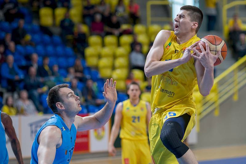 BK Opava (ve žlutém) - BK Olomoucko 72:64