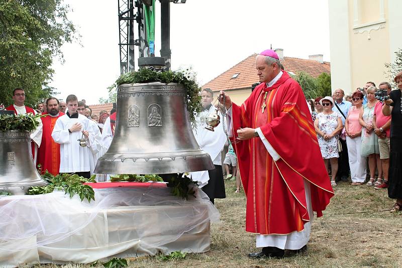 Nové dva zvony, byly v sobotním dopoledni vyzdviženy do věže kostela svatého Jakuba Staršího v Kostelci na Hané. Požehnal jim biskup Josef Nuzík. 27.7. 19