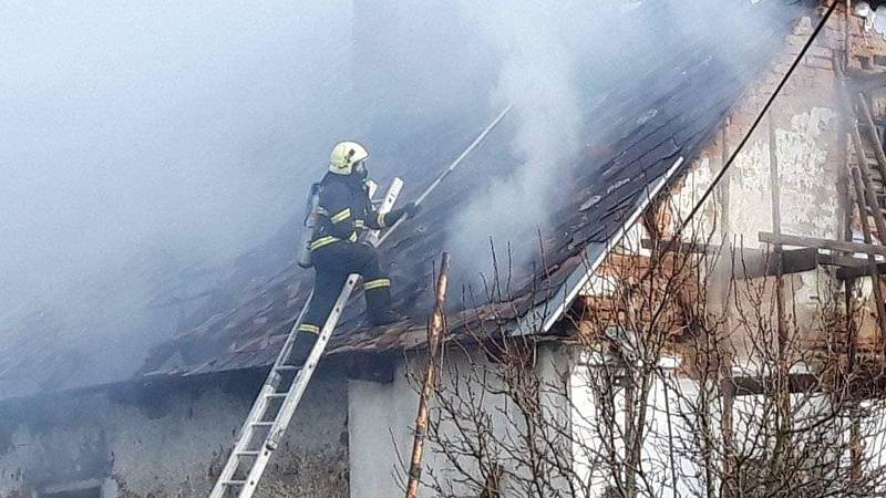 Požár staršího rodinného domku v Ludmírově na Prostějovsku