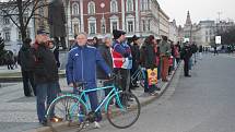 Lidé čekají na prezidentův příjezd na prostějovskou radnici