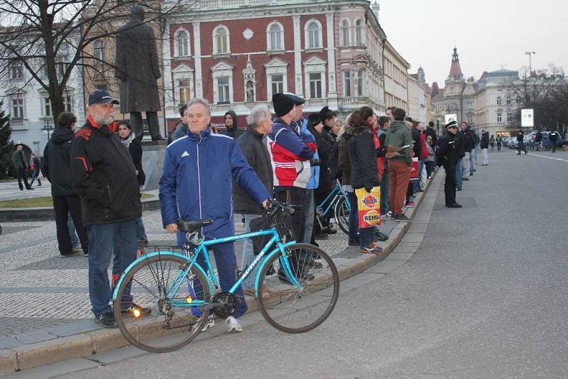 Lidé čekají na prezidentův příjezd na prostějovskou radnici