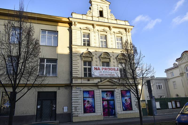 Jiří Večeř, souzený za organizování vražd v kauze LTO, provozoval v 90. letech v Prostějově oblíbený noční klub Relax.  Aktuální snímek budovy, ve které podnik fungoval (z ledna 2022)