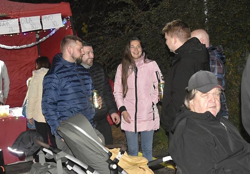 Dobrovolní hasiči z Domamyslic zahájili advent rozsvícením stromu před starou zbrojnicí