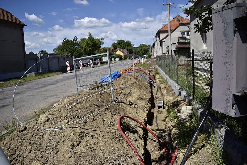 V Určicích panuje čilý stavební ruch. Budují se chodníky v lokalitě Dubské a chystá se stavba centrální křižovatky. 10.6. 2021