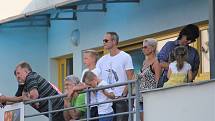 Fotbalisté Prostějova (v modrém) hráli doma s Hradcem bez branek. Utkání sledovala i čerstvá posila Jan Polák