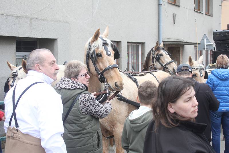 Spanilá jízda po obcích Olomouckého kraje slavnostně zahájila další sezonu oblíbeného Muzea kočárů v Čechách pod Kosířem