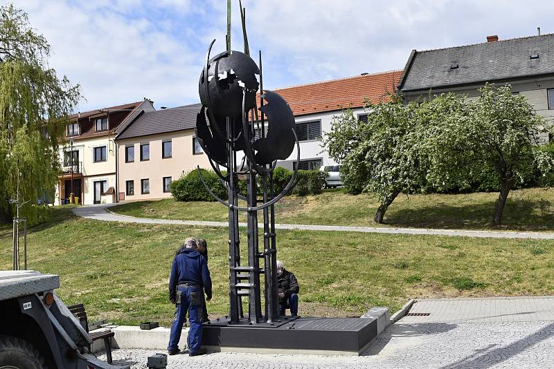 Ve středu 6. května 2020 byl před kosteleckou radnici instalován památník obětem II. světové války.