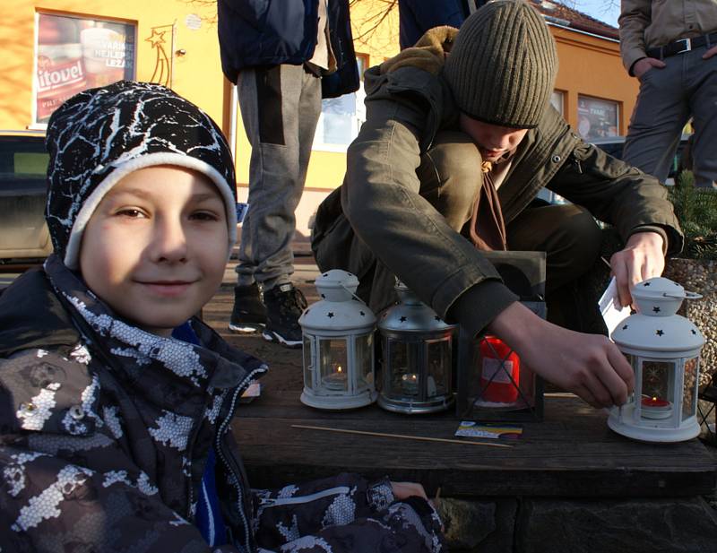 Rozdávání betlémského světla v Plumlově na Tyršově náměstí - 21. 12. 2019