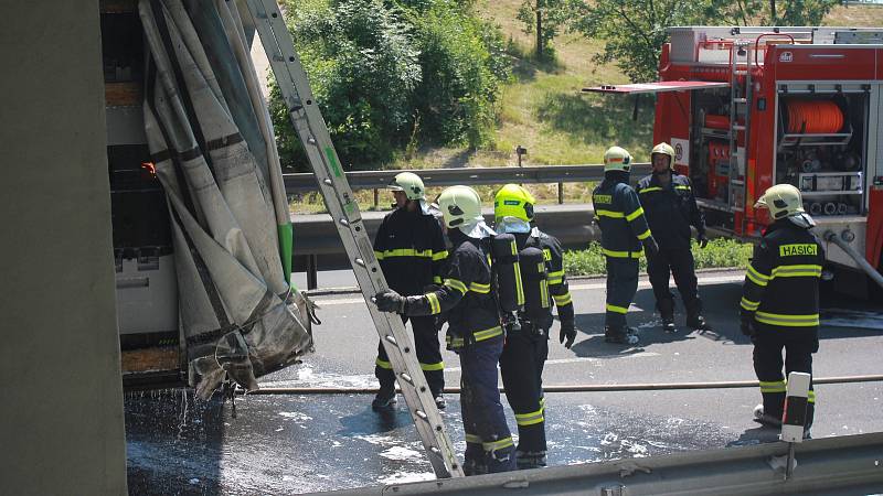 Na dálnici D46 pod mostem v Držovicích hořel kamion