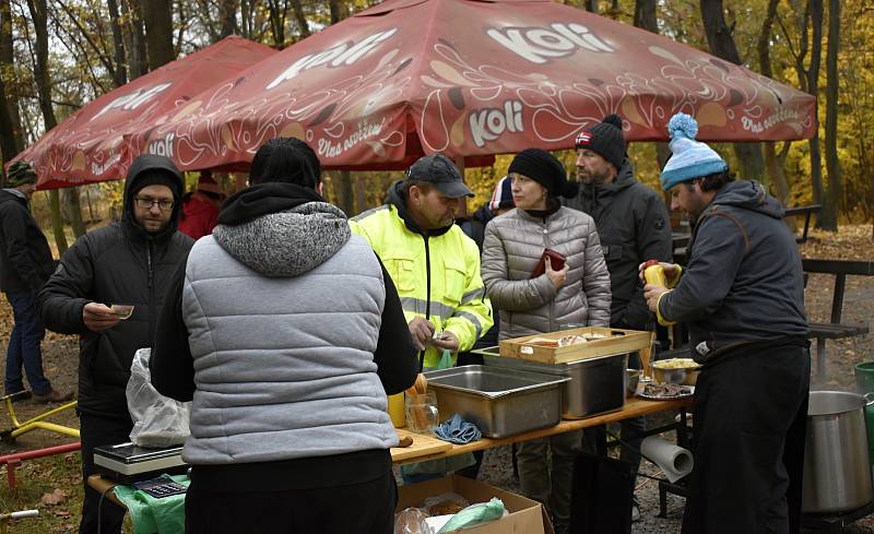 Zabíjačkové hody v prostějovském lesoparku Hloučela v bistru U Matesů, 13. 11. 2021