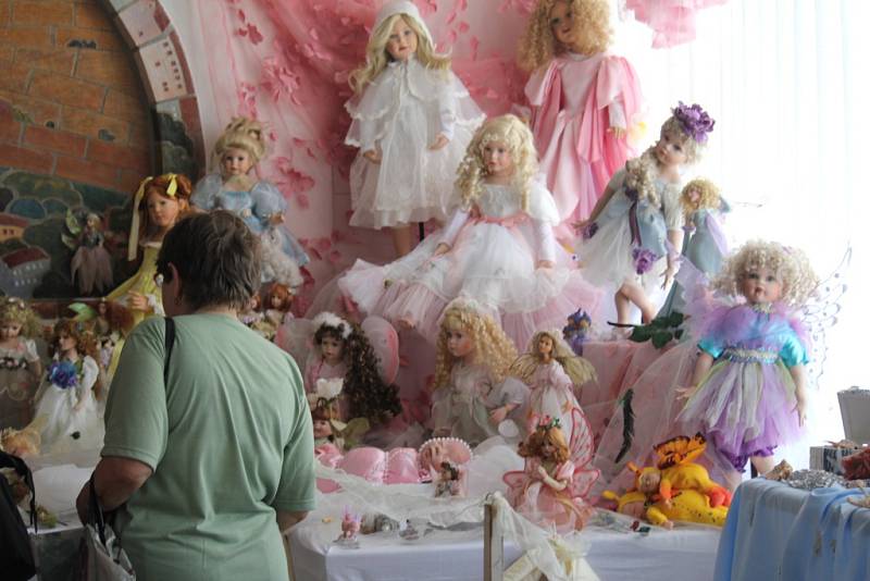 Unikátní výstavu panenek, které sbírají a také vyrábějí Monika a Nikol Chmelařovy, mohou návštěvníci vidět v prostějovském Společenském domě.
