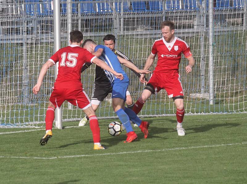 Fotbalisté Prostějova (v modrém) doma porazili Uničov 2:0.