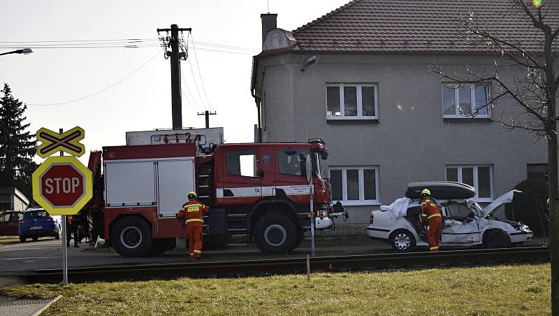 Osobní vlak smetl na nechráněném přejezdu v Kostelci na Hané osobní automobil se čtyřmi lidmi. 25.2. 2021