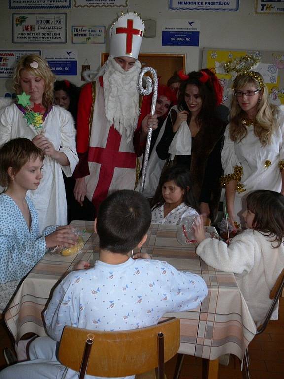 Dětské pacienty v prostějovské nemocnici navštívil ve čtvrtek 4. prosince Mikuláš, čerti a andělé.