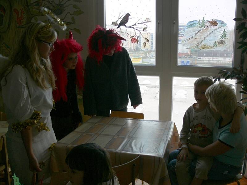 Dětské pacienty v prostějovské nemocnici navštívil ve čtvrtek 4. prosince Mikuláš, čerti a andělé.
