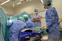 Tým chirurgů z prostějovské nemocnice při zákroku.
