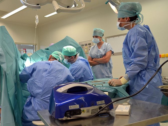 Tým chirurgů z prostějovské nemocnice při zákroku.