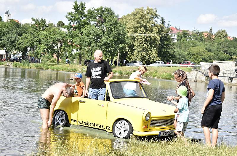 Majitelé nesmrtelných východoněmeckých vozidel se sešli o víkendu v plumlovském kempu Žralok. 2.7. 2022