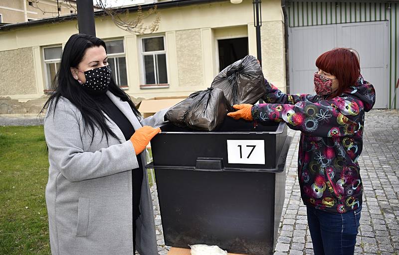 Vedení města Prostějova, se v průběhu středy a čtvrtka věnovalo výdeji roušek, látek a desinfekce všem občanům. 26.3. 2020