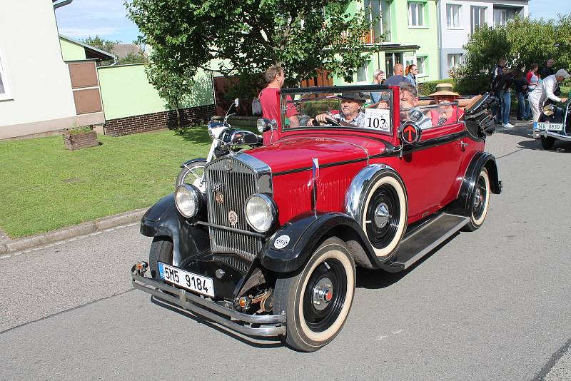 Přehlídka historických motorových vozidel v rámci soutěžní přehlídky Rallye na pohodu - z lázní do lázní. 18.8. 2019