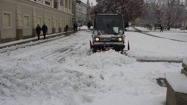 Prostějov v úterý a ve středu zasypával sníh. Obyvatelům se tak naskytly stále vzácnější pohledy na město utopené pod tunami sněhu. Foto: Deník/Michal Sobecký