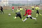 Prostějov (ve žlutém) porazil na umělce v Holici Uherský Brod 7:0.