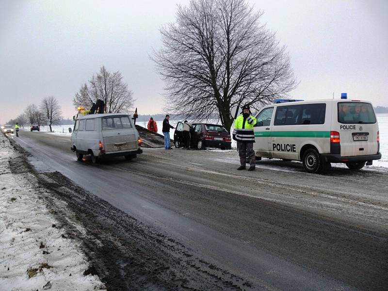 Nehoda čtyř aut na hlavním tahu mezi Prostějovem a Kostelcem na Hané.