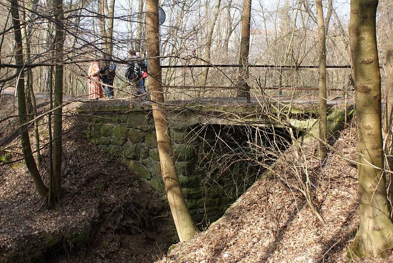 Havarijní stav cesty vedoucí po jižním břehu plumlovské přehrady. V katastrofálním stavu je i mostek u ústí potoka Klužínek do přehrady.