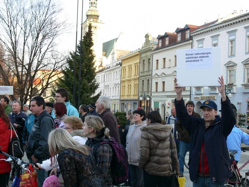 Demonstrace proti vládě před prostějovskou radnicí