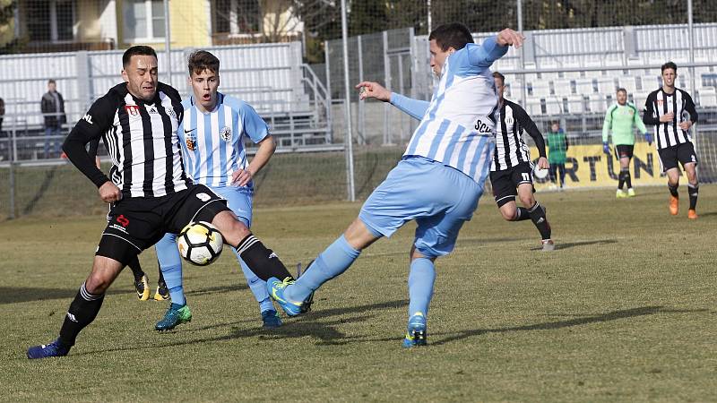 Fotbalisté Prostějova (ve světlém) prohráli s Českými Budějovicemi 0:1.