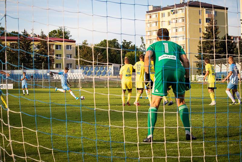 Fotbalisté Prostějova (v bílo-modrém) porazili Varnsdorf 3:2.