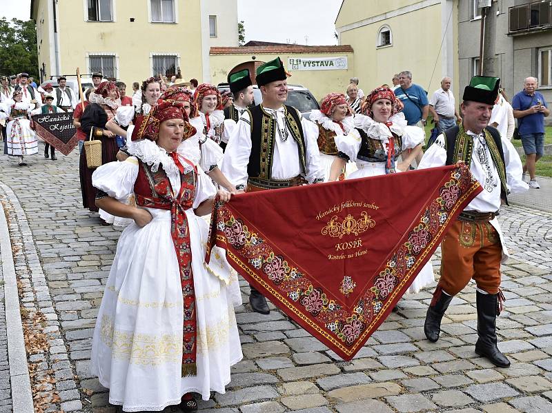 Krojovaným průvodem zahájili Hanáci z folklórního souboru Kosíř oslavy svých čtyřicátin i kostelecké hody. 27.8. 22