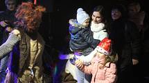V Kostelci na Hané přinesl Mikuláš-starosta dárky dětem.