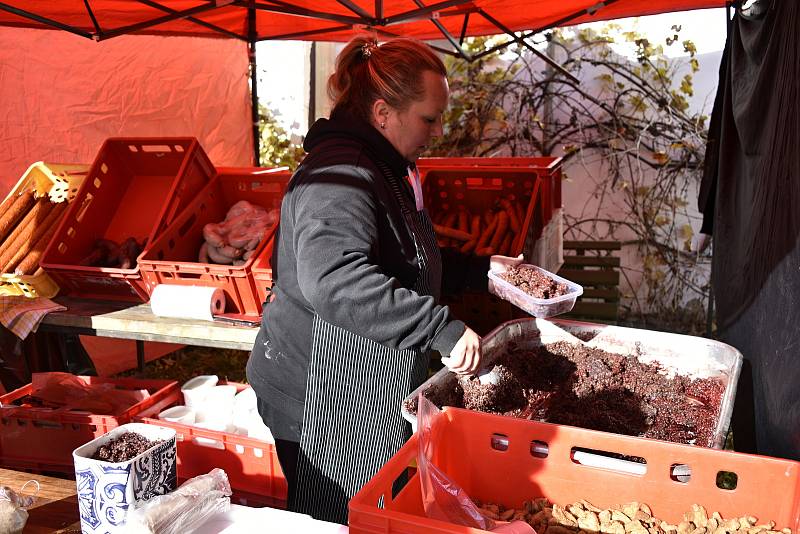 Tradiční domácí zabíjačka na Zámku Plumlov v podání řeznických mistrů Mirgových. 23.10. 2021