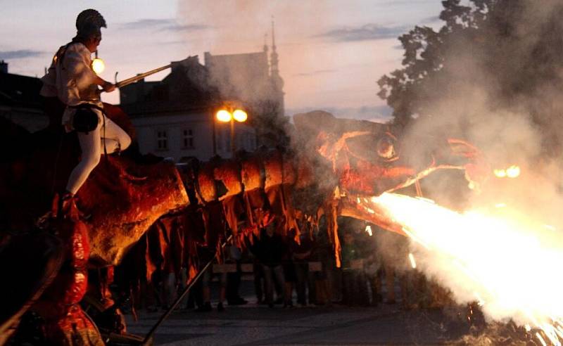 57. ročník festivalu Wolkrův Prostějov zahájil ohnivý drak z Českých Budějovic. 