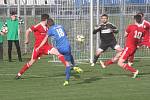 Fotbalisté Prostějova (v modrém) doma porazili Uničov 2:0.