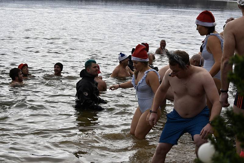 Vánoční koupel otužilců na plumlovské přehradě. 24.12. 2021