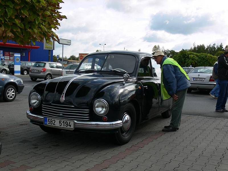 Na tradiční burze se na parkovišti před Tescem sjeli milovníci veteránů všech značek.