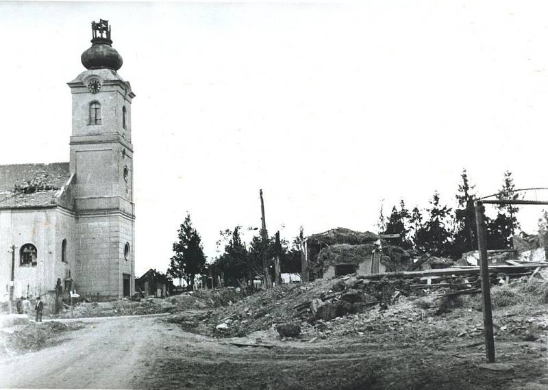 V oblasti frontové linie od Brodku u Prostějova přes Skalku až k Tovačovu probíhaly na začátku května 1945 těžké boje. Na snímku je poničený kostel v Klenovicích na Hané. 