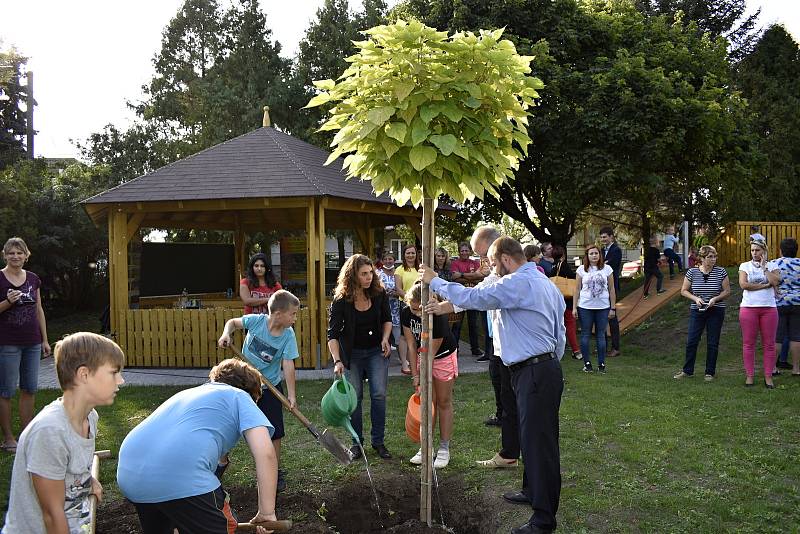 Ve Vrchoslavicích se ve čtvrtek otevřelo nové dopravní a dětské hřiště. 24.9. 2020