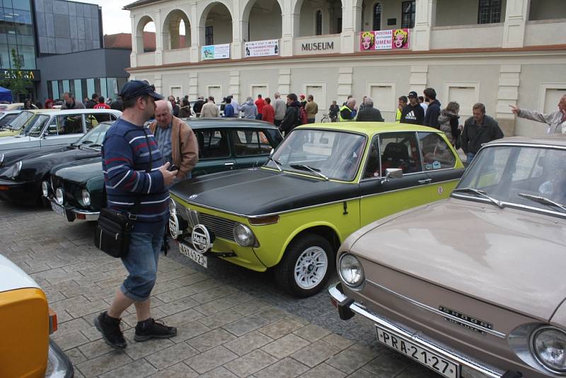 Motoroví veteráni na hlavním prostějovském náměstí