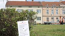 Varovné cedulky upozorňující na chemický postřik plevele v Prostějově
