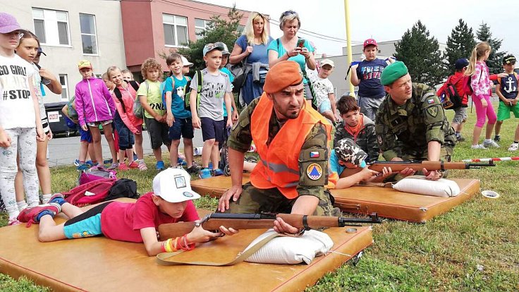 Děti ze základní školy ve Vrbátkách na návštěvě u 153. ženijního praporu v Olomouci