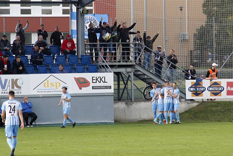 Fotbalisté Prostějova (v bílo-modrém) porazili Žižkov 2:1.