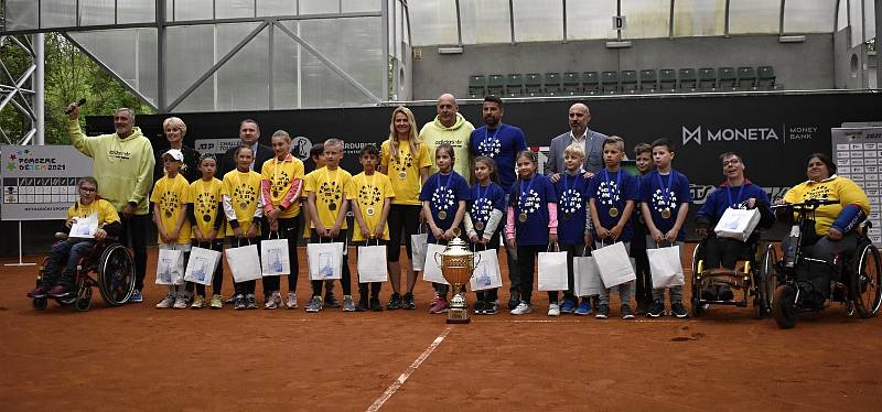 Charitativní sportovní akce Pomozte dětem se v prostějovském tenisovém centru zúčastnili i Milan Baroš a Lucie Šafářová. 17.5. 2021