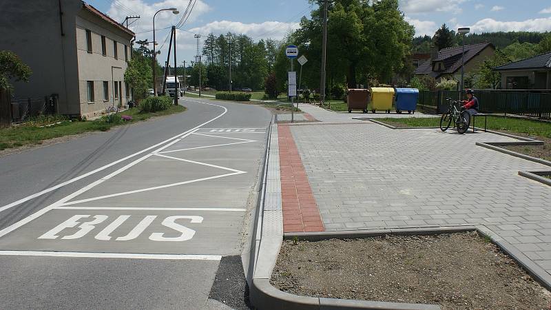 Nový chodník a autobusová zastávka v Soběsukách - 20. 5. 2020