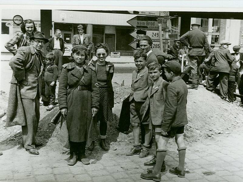 Příslušnice Rudé armády převzali v Prostějově úkoly dopravní policie a řídily provoz na křižovatkách. 