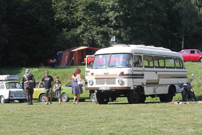 V plumlovském campu Žralok se o víkendu konalo 1. moravské setkání automobilů a motorek RVHP. Nadšenci a majitelé historických vozidel přijížděli do Plumlova z celé republiky, ti nejvzdálenější byli až ze slovenské Privevidze.