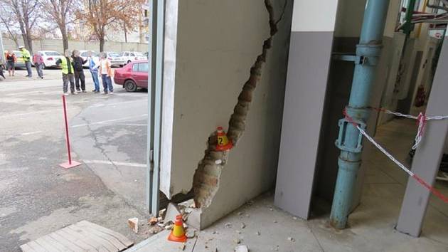 Řidička při výjezdu z budovy v Průmyslové ulici v Prostějově poničila zeď.
